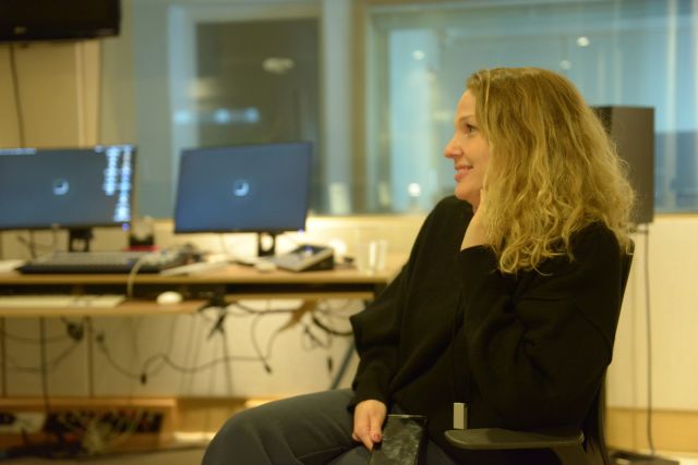 Carol é publicitária, responsável pelo relacionamento do Atelier com o mercado e por novos negócios. Com uma carreira de mais de 14 anos, é especializada nas áreas de comunicação, marketing digital, gestão de marcas, projetos e negócios. Já passou por grandes empresas, como Arezzo&Co, e agências de comunicação, entre elas AlmapBBDO. Carol nasceu no Rio Grande do Sul.

Pouco tempo depois da Carol ter entrado no Atelier, em 2021, já se interessou pelo Atitude Empreendedora. Ela viu no podcast um jeito de aprender sobre assuntos relevantes pelos quais tem muito interesse, mas que ainda entende pouco, como a tecnologia blockchain.

Hoje, ela atua, principalmente, como coordenadora do projeto, dando suporte na organização e execução do cronograma, além de contribuir com insights preciosos sobre o conteúdo.